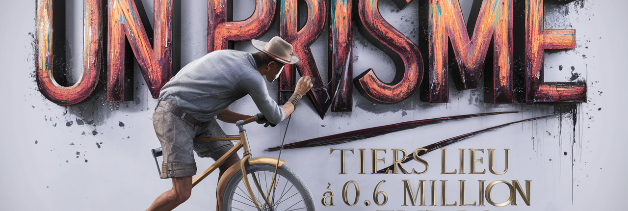 Homme en vélo, dessinant l'association PRISME sur un mur